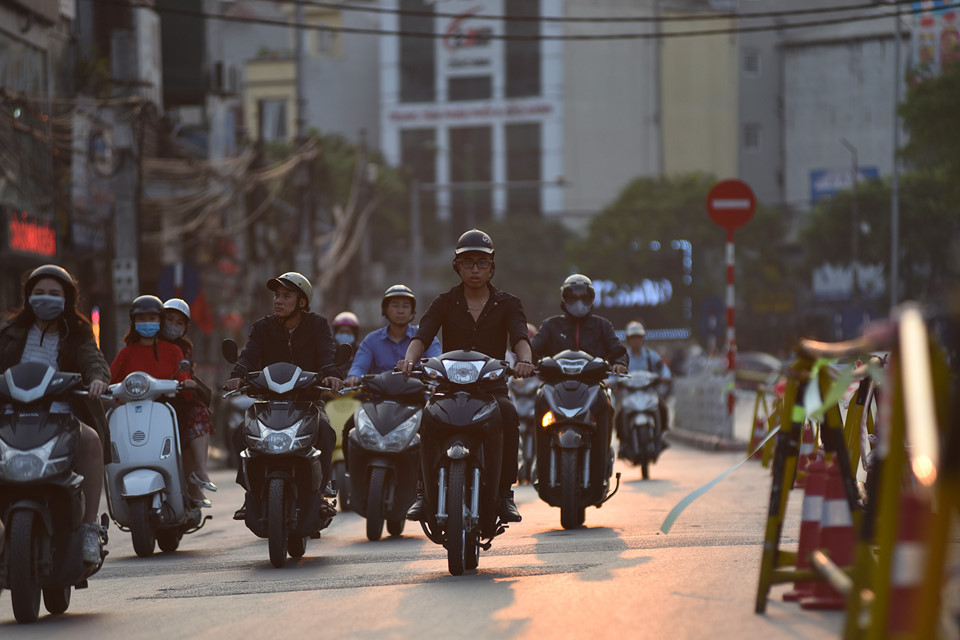 Chặn một chiều đường Cát Linh, xe cộ ùn ứ giờ cao điểm